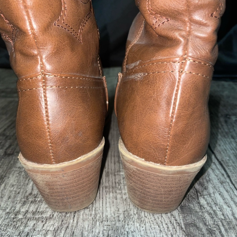 Boots - Picture 3 of 6